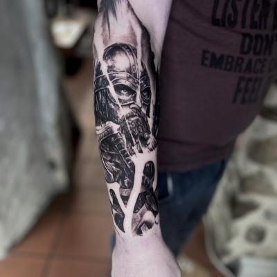 Krieger Tattoo mit Axt, abstrakt - realistisch, Unterarmtattoo, Tattoo Ravensburg, Clemens