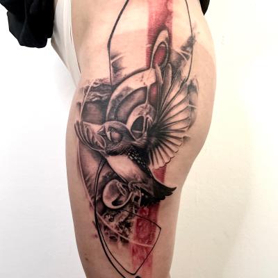 Abstrakt- realistisches Zebrafink/Musik Tattoo am Oberschenkel mit farblichem Akzent, Clemens Tattoo Ravensburg