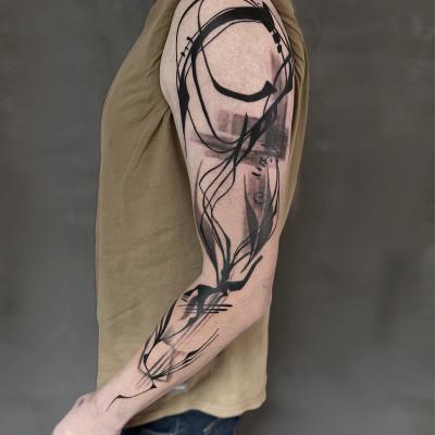 Abstrakter Blackwork Sleeve, Clemens Tattoo Künstler Ravensburg