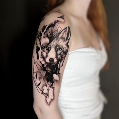 Abstrakt- realistisches Fuchs Tattoo mit floralen Elementen, Clemens Tattoo Artist Ravensburg