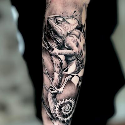 Chamäleon Tattoo Unterarm, Abstrakt/Realistisch - Clemens Tattoo Ravensburg