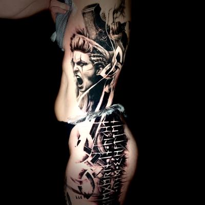 Abstrat- realistisches Tattoo einer Wikinger Kriegerin von Clemens Tattoo Ravensburg